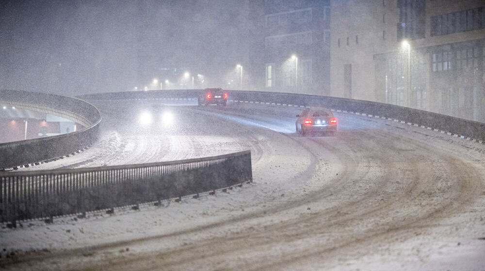Heftiges Winterwetter sorgt für schwierige Straßenverhältnisse. / Foto: Moritz Frankenberg/dpa