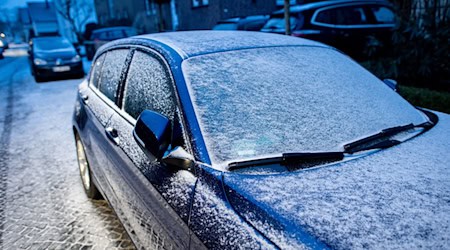 Im Landreis Wesermarsch wird ausdrücklich vor dem Betreten von Eisflächen gewarnt. / Foto: Hauke-Christian Dittrich/dpa