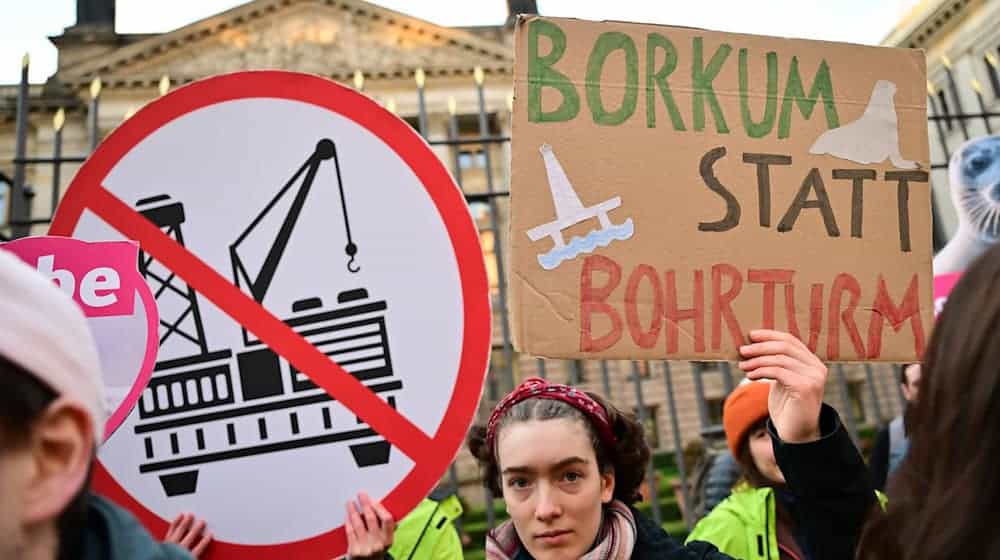 Gegen die geplante Gasförderung vor Borkum gibt es immer wieder Proteste, wie hier vor dem Bundesrat. (Archivbild) / Foto: Sebastian Christoph Gollnow/dpa