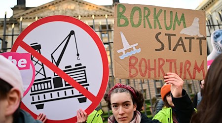 Gegen die geplante Gasförderung vor Borkum gibt es immer wieder Proteste, wie hier vor dem Bundesrat. (Archivbild) / Foto: Sebastian Christoph Gollnow/dpa