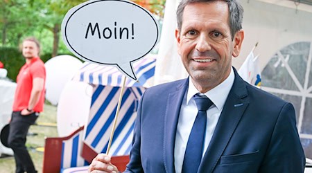 Mit Moin und Strandkorb: Regierungschef Lies beim Sommerfest der Landesregierung in Berlin. (Archivbild) / Foto: Jens Kalaene/dpa