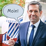 Mit Moin und Strandkorb: Regierungschef Lies beim Sommerfest der Landesregierung in Berlin. (Archivbild) / Foto: Jens Kalaene/dpa