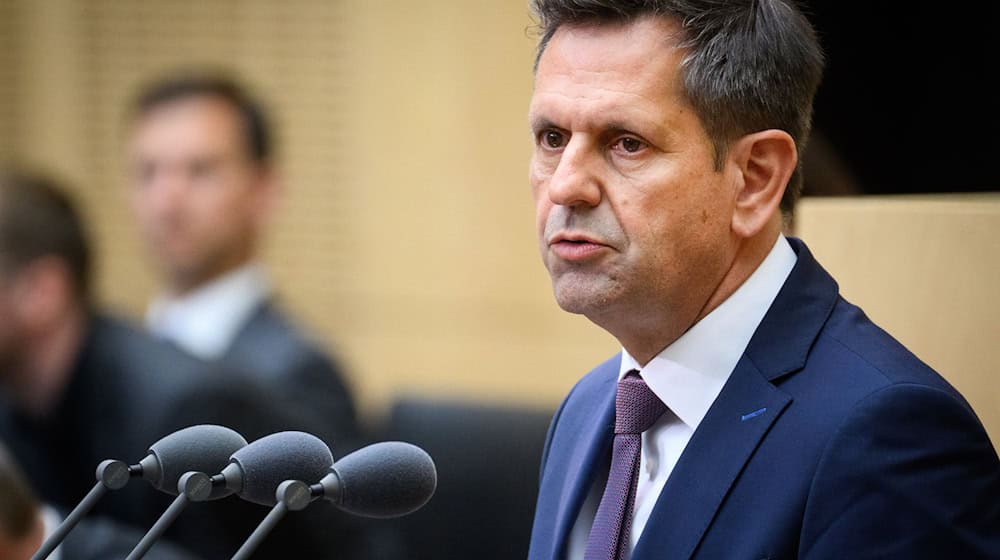 Für viele Menschen sei Teilzeitarbeit die einzige Möglichkeit, überhaupt erwerbstätig zu sein, sagt Ministerpräsident Lies. (Archivbild) / Foto: Bernd von Jutrczenka/dpa