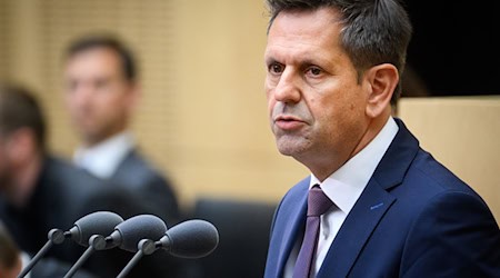 Für viele Menschen sei Teilzeitarbeit die einzige Möglichkeit, überhaupt erwerbstätig zu sein, sagt Ministerpräsident Lies. (Archivbild) / Foto: Bernd von Jutrczenka/dpa