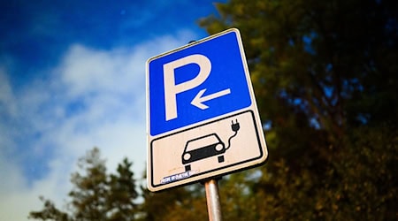 Es gibt wieder Geld vom Steuerzahler für Kauf oder Leasing eines Elektroautos. / Foto: Julian Stratenschulte/dpa