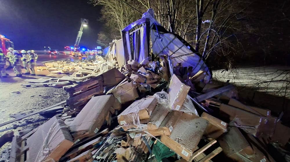 Ein Lkw ist auf der Autobahn 1 zwischen der Anschlussstelle Brinkum und dem Dreieck Stuhr gegen die Lärmschutzwand geprallt. / Foto: Kai Moorschlatt/dpa