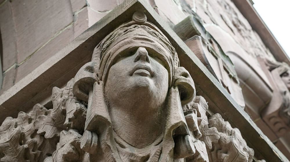 Ein Mann stirbt unerwartet im Amtsgericht Oldenburg. Eine Skulptur der Justitia hängt an einer Säule an dessen Eingang. (Symbolbild) / Foto: Izabela Mittwollen/dpa