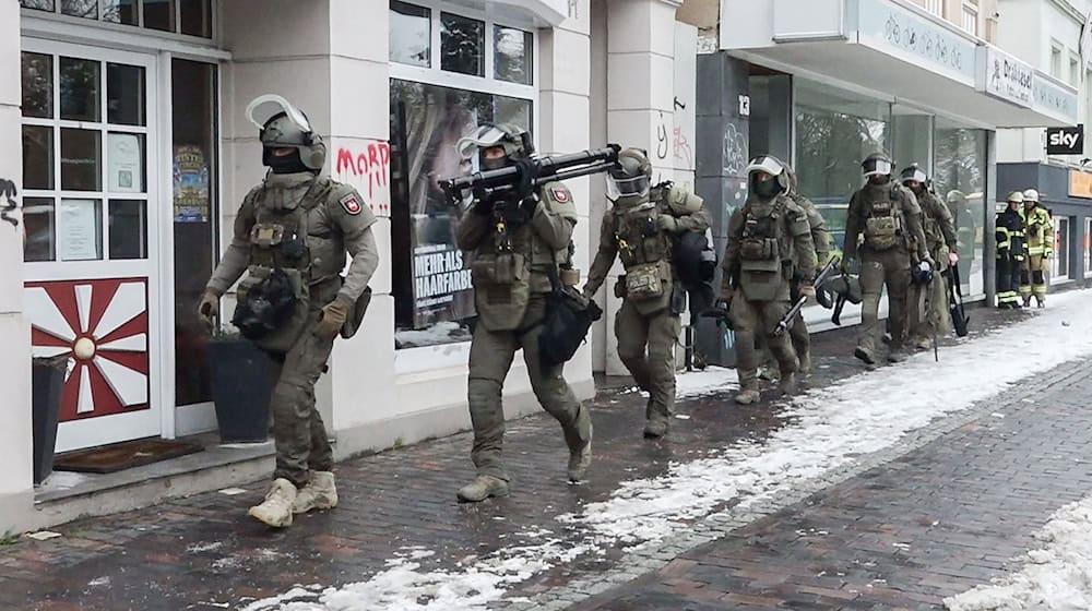 Spezialisten treten in Verhandlung mit einem Mann, der sich in einem Hotelzimmer verschanzt hat. / Foto: -/NWM-TV/dpa