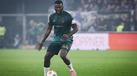 Victor Boniface von Werder Bremen muss weiter auf eine Diagnose warten. (Archivbild) / Foto: Christian Charisius/dpa