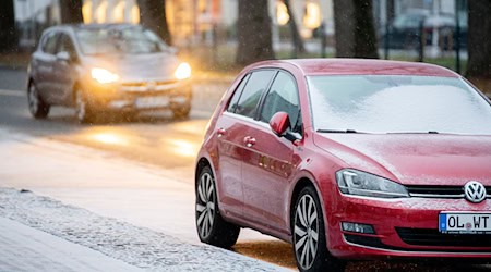 Autofahrerin Niedersachsen kommen auf glatten Straßen ins Rutschen. (Archivbild) / Foto: Hauke-Christian Dittrich/dpa