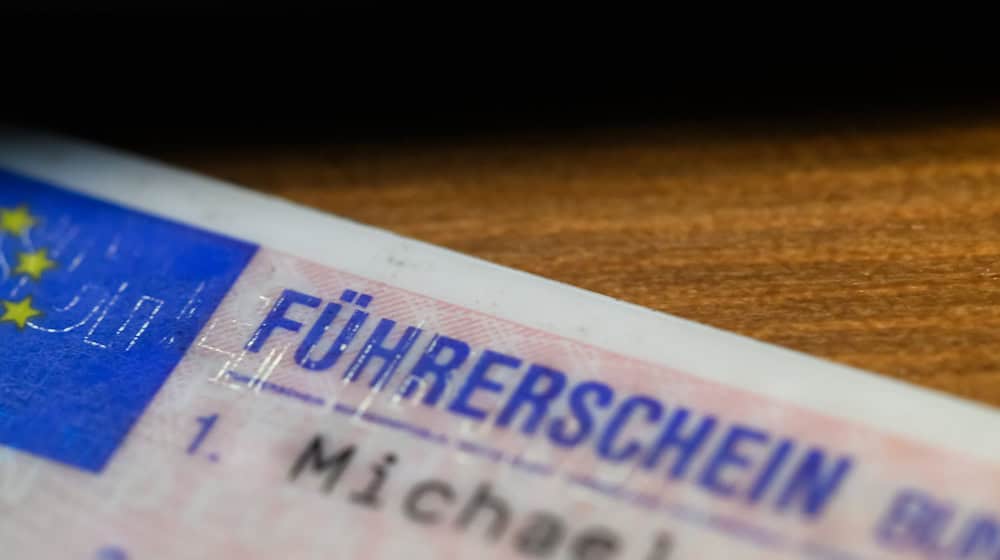Die Führerscheinkosten sind in den vergangenen Jahren gestiegen. (Symbolbild) / Foto: Robert Michael/dpa