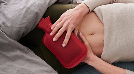 Männer müssen verstehen, dass Menstruationsbeschwerden eine starke Einschränkung sein können, sagt Minister Philippi. (Symbolbild) / Foto: Annette Riedl/dpa/dpa-tmn