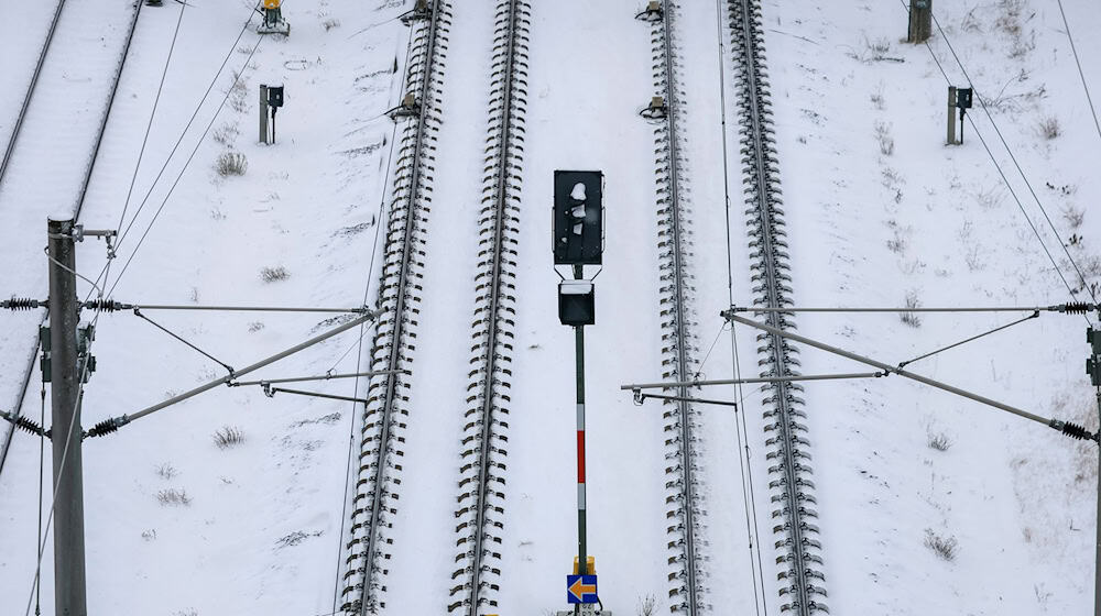 Wegen des Winterwetters stellt das Unternehmen Metronom Schritt für Schritt seinen Fahrbetrieb ein. / Foto: Jan Woitas/dpa