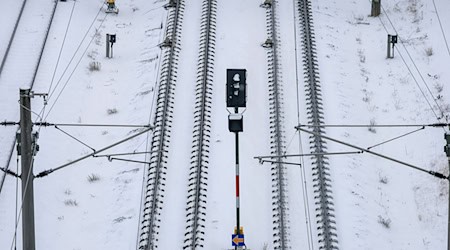 Wegen des Winterwetters stellt das Unternehmen Metronom Schritt für Schritt seinen Fahrbetrieb ein. / Foto: Jan Woitas/dpa