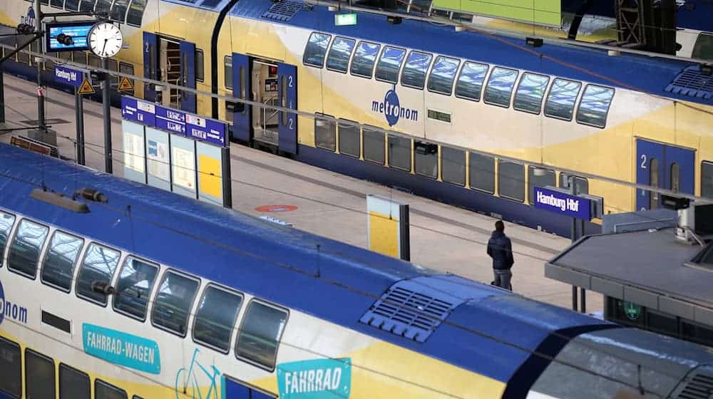 Die Wiederaufnahme des Zugbetriebs beim Metronom verzögert sich. (Archivbild) / Foto: Bodo Marks/dpa