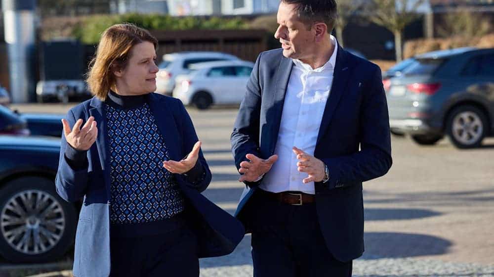 Niedersachsens Regierungschef Olaf Lies tauscht sich vor der Klausur mit seiner Stellvertreterin Julia Willie Hamburg aus. / Foto: Georg Wendt/dpa