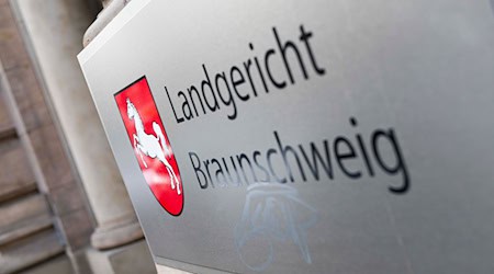 Ein Beamter hat eingeräumt, in mehr als tausend Fällen Geld aus der Landeskasse auf das eigene Konto überwiesen zu haben. (Symbolbild) / Foto: Michael Matthey/dpa