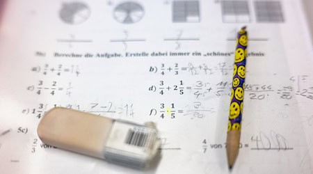 Die klassische schriftliche Division wird bald erst ab Klasse 5 zur Pflicht. (Symbolbild) / Foto: Marijan Murat/dpa