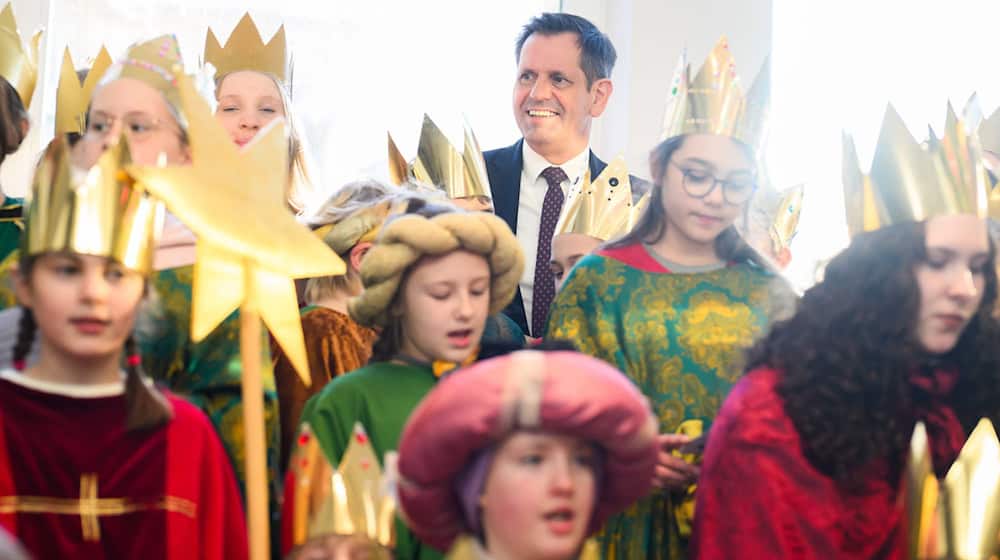 Erstmals empfing Olaf Lies die Sternsinger als Ministerpräsident. / Foto: Julian Stratenschulte/dpa