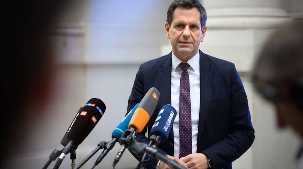 In diesem Jahr müsse die Wirtschaft wieder ins Zentrum politischer Debatten rücken, fordert Ministerpräsident Lies. (Archivbild) / Foto: Bernd von Jutrczenka/dpa