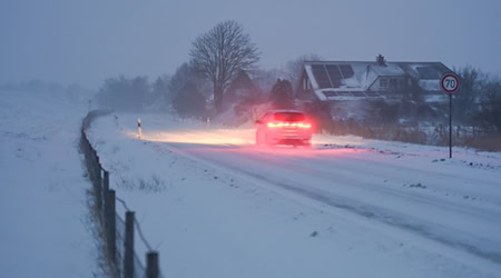 Wegen dichten Schneetreibens werden Mülltonnen heute mancherorts nicht wie geplant geleert.  / Foto: Lars Penning/dpa