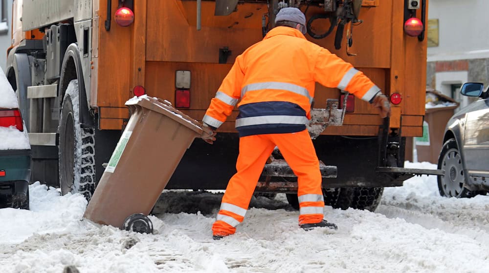 Der Schnee macht den Müllfahrzeugen zu schaffen. (Symbolbild) / Foto: Jan Woitas/dpa/dpa-tmn