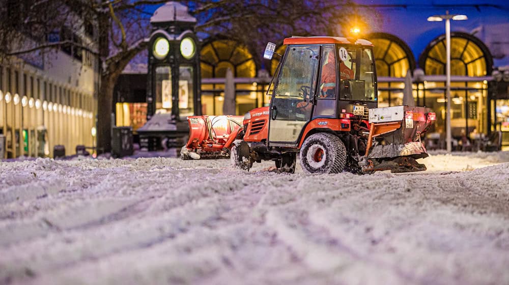 Für die Räumdienste gibt es viel Arbeit.  / Foto: Moritz Frankenberg/dpa