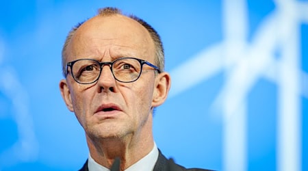 Bundeskanzler Friedrich Merz (CDU) ist besorgt über das Maß an Gewaltanwendung in den USA. / Foto: Kay Nietfeld/dpa