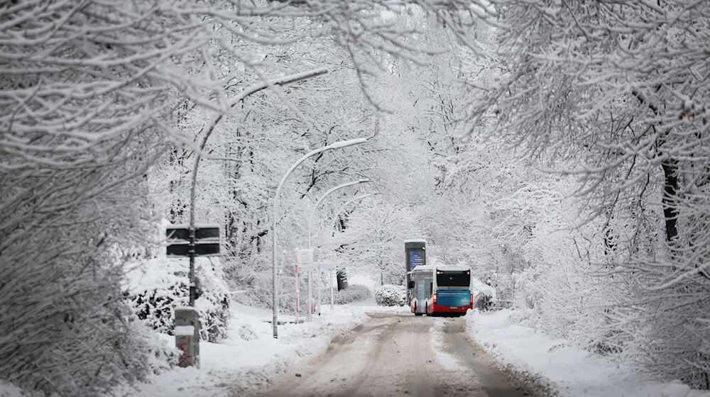 Winterglätte bringt Bus- und Bahnverkehr im Norden weiter durcheinander. / Foto: Christian Charisius/dpa