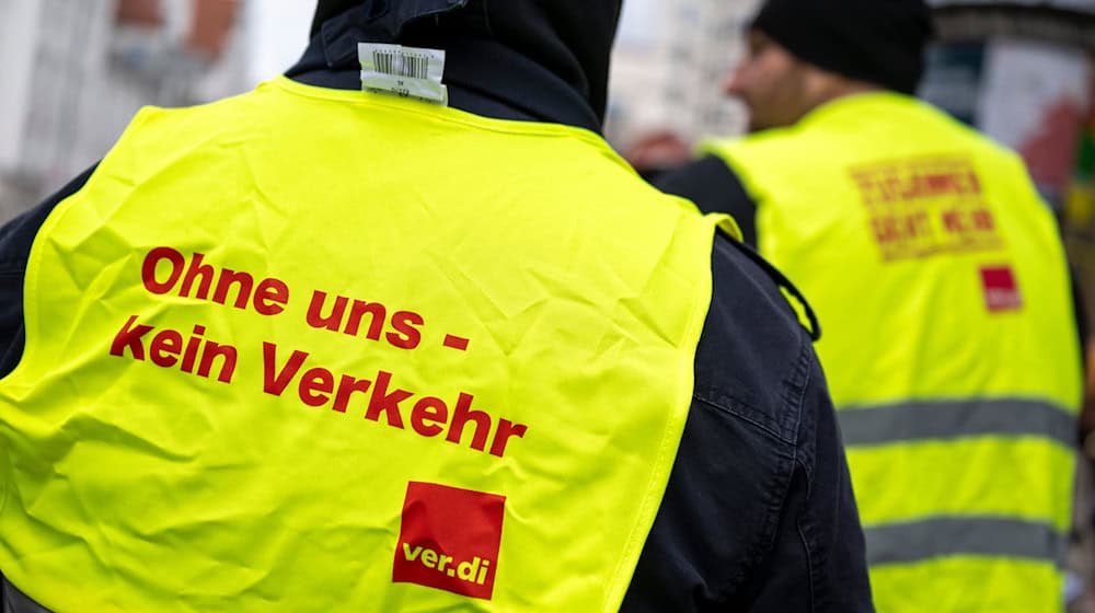 Verdi ruft zum Warnstreik bei Verkehrsbetrieben - aber noch nicht in Niedersachsen. (Archivbild) / Foto: Peter Kneffel/dpa