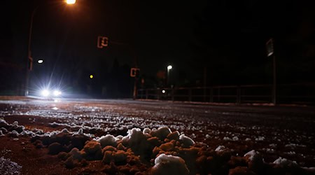Bei Unfällen auf den verschneiten Straßen in Niedersachsen bleibt es meist bei Blechschäden. / Foto: David Ebener/dpa