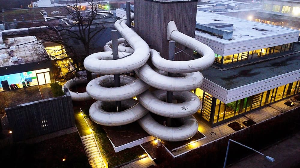 Bei der Norddeutschen Wasserrutschen-Meisterschaft in der Salztherme Lüneburg (Salü) treten Profis und Amateure an.  / Foto: Jörn Hüneke/dpa