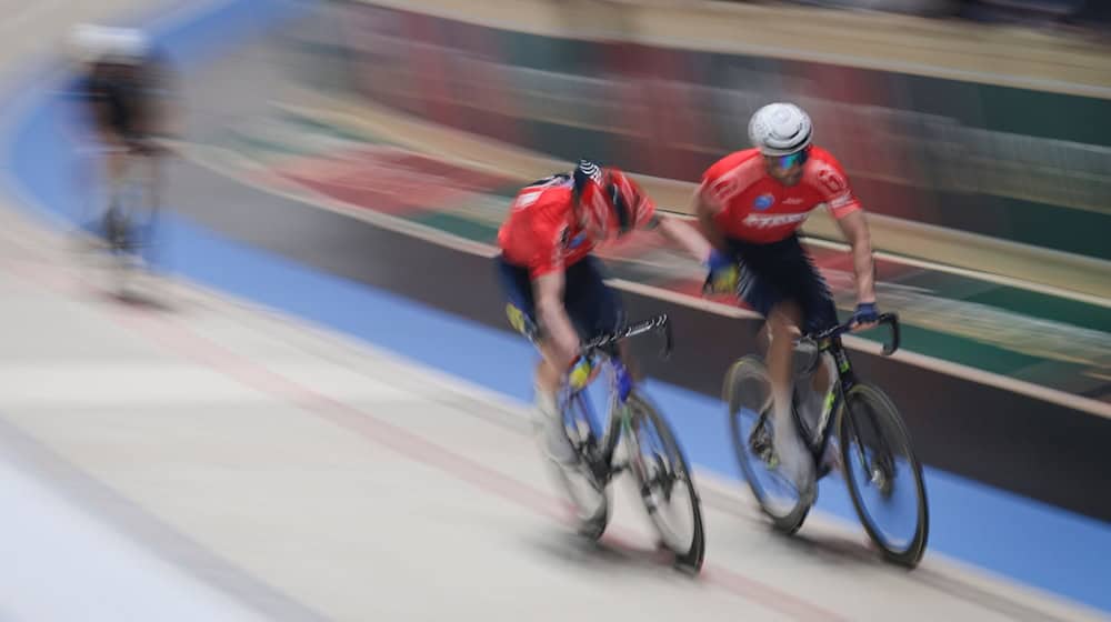 Die Italiener Simone Consonni (2.v.r) und Michele Scartezzini haben die Bremer Sixdays gewonnen. (Archivbild) / Foto: Focke Strangmann/dpa