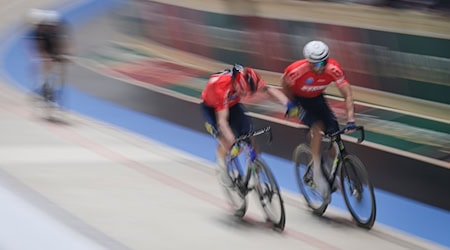 Die Italiener Simone Consonni (2.v.r) und Michele Scartezzini haben die Bremer Sixdays gewonnen. (Archivbild) / Foto: Focke Strangmann/dpa