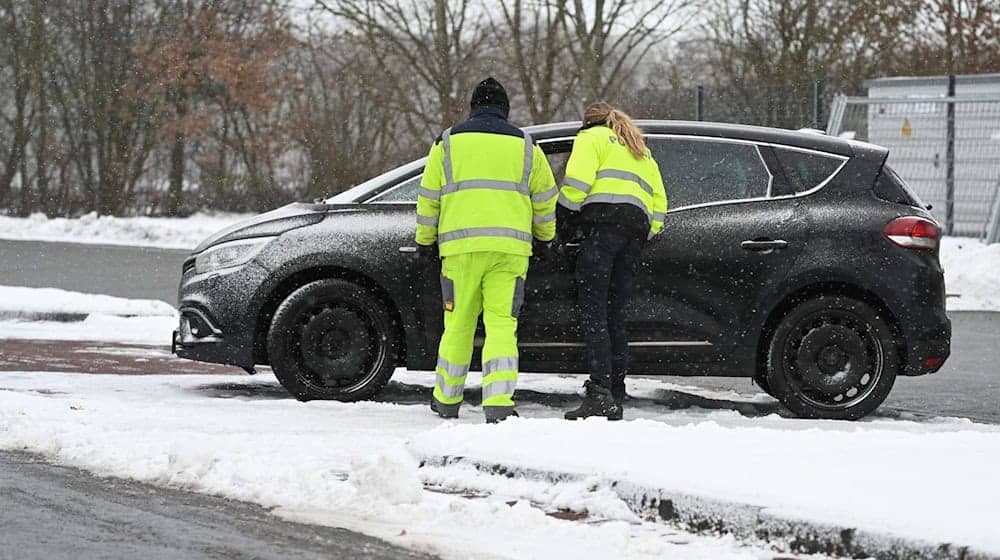 Passant entdeckt Leiche im Auto auf Rastplatz