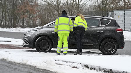 Ein Passant hat in einem Auto einem Rastplatz an der Autobahn 28 eine Leiche entdeckt.  / Foto: Lars Penning/dpa