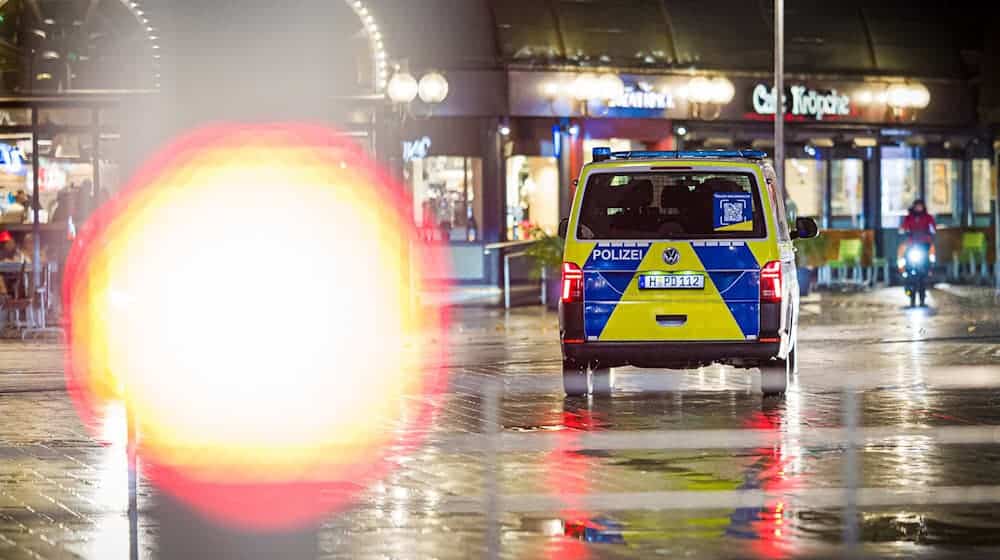 Auch in Niedersachsen – hier in Hannover – hatte die Polizei zum Jahreswechsel wieder viel zu tun. / Foto: Moritz Frankenberg/dpa