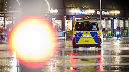 Auch in Niedersachsen – hier in Hannover – hatte die Polizei zum Jahreswechsel wieder viel zu tun. / Foto: Moritz Frankenberg/dpa