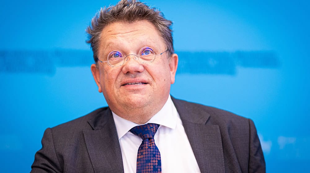 Eine klare Meinung hat Niedersachsens Gesundheitsminister Andreas Philippi (SPD) zur aktuellen Diskussion um telefonische Krankschreibungen. (Archivbild) / Foto: Moritz Frankenberg/dpa