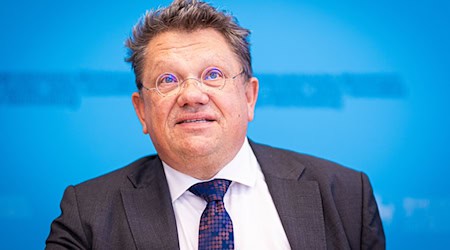 Eine klare Meinung hat Niedersachsens Gesundheitsminister Andreas Philippi (SPD) zur aktuellen Diskussion um telefonische Krankschreibungen. (Archivbild) / Foto: Moritz Frankenberg/dpa