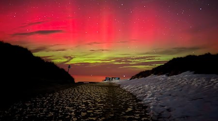 Schnee, Sand und bunte Lichter bilden einen seltenen Anblick auf der Nordseeinsel Norderney. / Foto: Volker Bartels/-/dpa