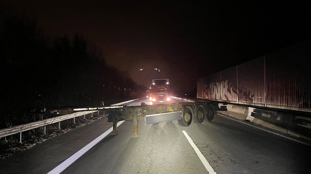 Ermittler suchen nach mutmaßlichen Tätern, die einen Sattelauflieger quer über beide Fahrstreifen gestellt haben. / Foto: -/Polizei Bremen/dpa