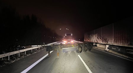 Ermittler suchen nach mutmaßlichen Tätern, die einen Sattelauflieger quer über beide Fahrstreifen gestellt haben. / Foto: -/Polizei Bremen/dpa