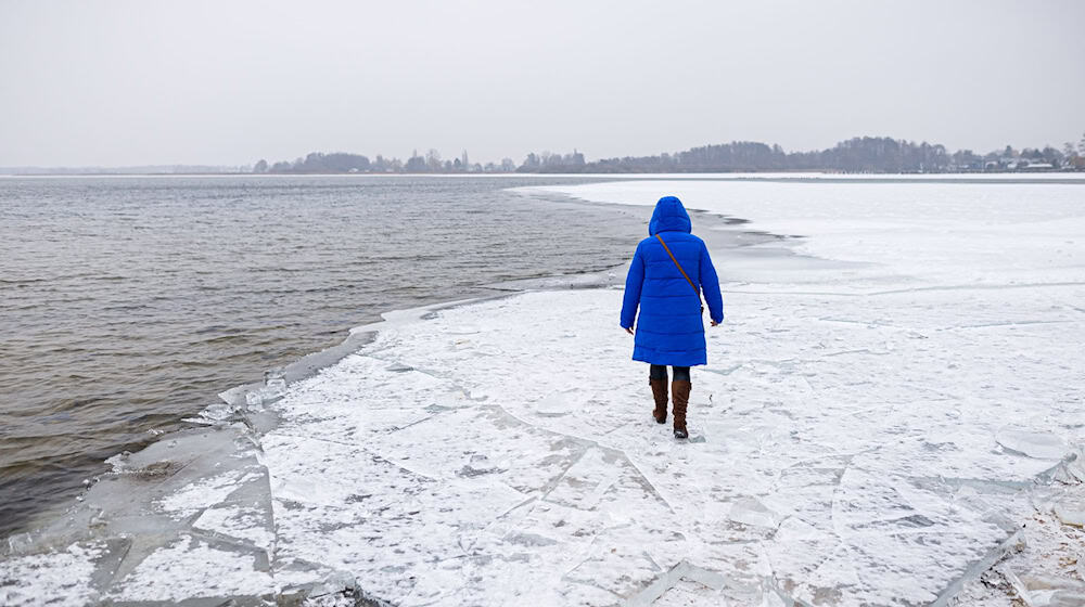 Beim Betreten der zugefrorenen Seen in Niedersachsen droht Lebensgefahr. / Foto: Moritz Frankenberg/dpa