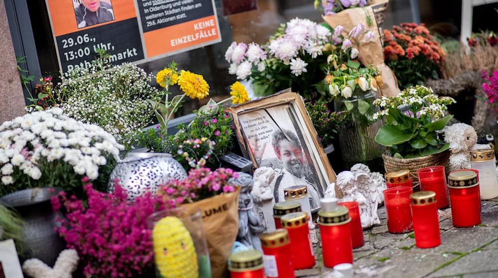 Kerzen und Blumen erinnern am Tatort an Lorenz. (Archivbild) / Foto: Hauke-Christian Dittrich/dpa
