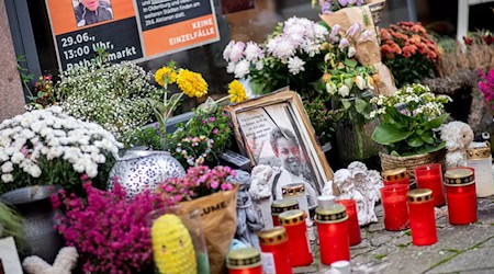 Kerzen und Blumen erinnern am Tatort an Lorenz. (Archivbild) / Foto: Hauke-Christian Dittrich/dpa