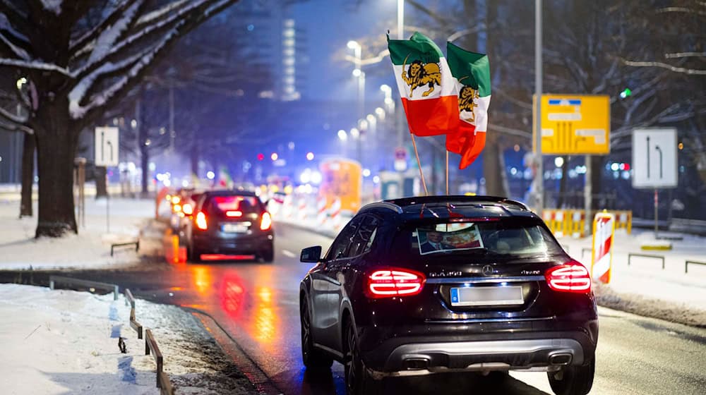 Proteste gegen die iranische Regierung gibt es derzeit regelmäßig und bundesweit.  / Foto: Michael Matthey/dpa
