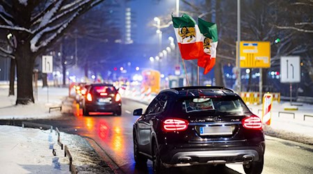 Proteste gegen die iranische Regierung gibt es derzeit regelmäßig und bundesweit.  / Foto: Michael Matthey/dpa