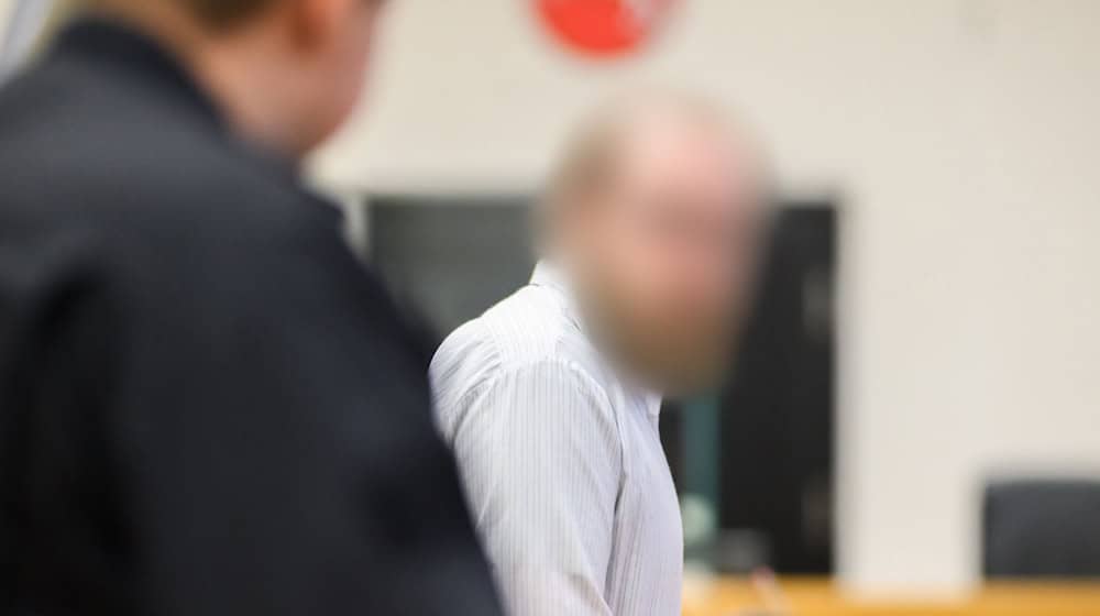 Ein 31-Jähriger soll eine junge Frau mit einem Messer getötet haben - jetzt wird das Urteil erwartet. (Archivbild) / Foto: Julian Stratenschulte/dpa