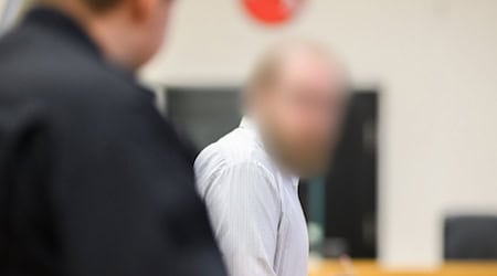 Ein 31-Jähriger soll eine junge Frau mit einem Messer getötet haben - jetzt wird das Urteil erwartet. (Archivbild) / Foto: Julian Stratenschulte/dpa